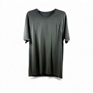 Lululemon Short Sleeve T Shirt in Gray Size XL